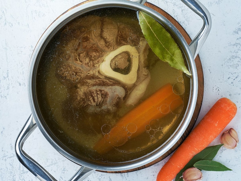 गरोदर आणि स्तनपान करणाऱ्या महिलांसाठी देखील पाया सूप पौष्टिक आहे. गर्भाच्या वाढीला आवश्यक पोषक घटक मिळतात, तसेच उलटीसारख्या त्रासांमध्ये आराम मिळतो. यातील इलेक्ट्रोलाइट्स शरीरातील पाण्याची कमतरता भरून काढतात आणि स्नायूंना बळकटी देतात.