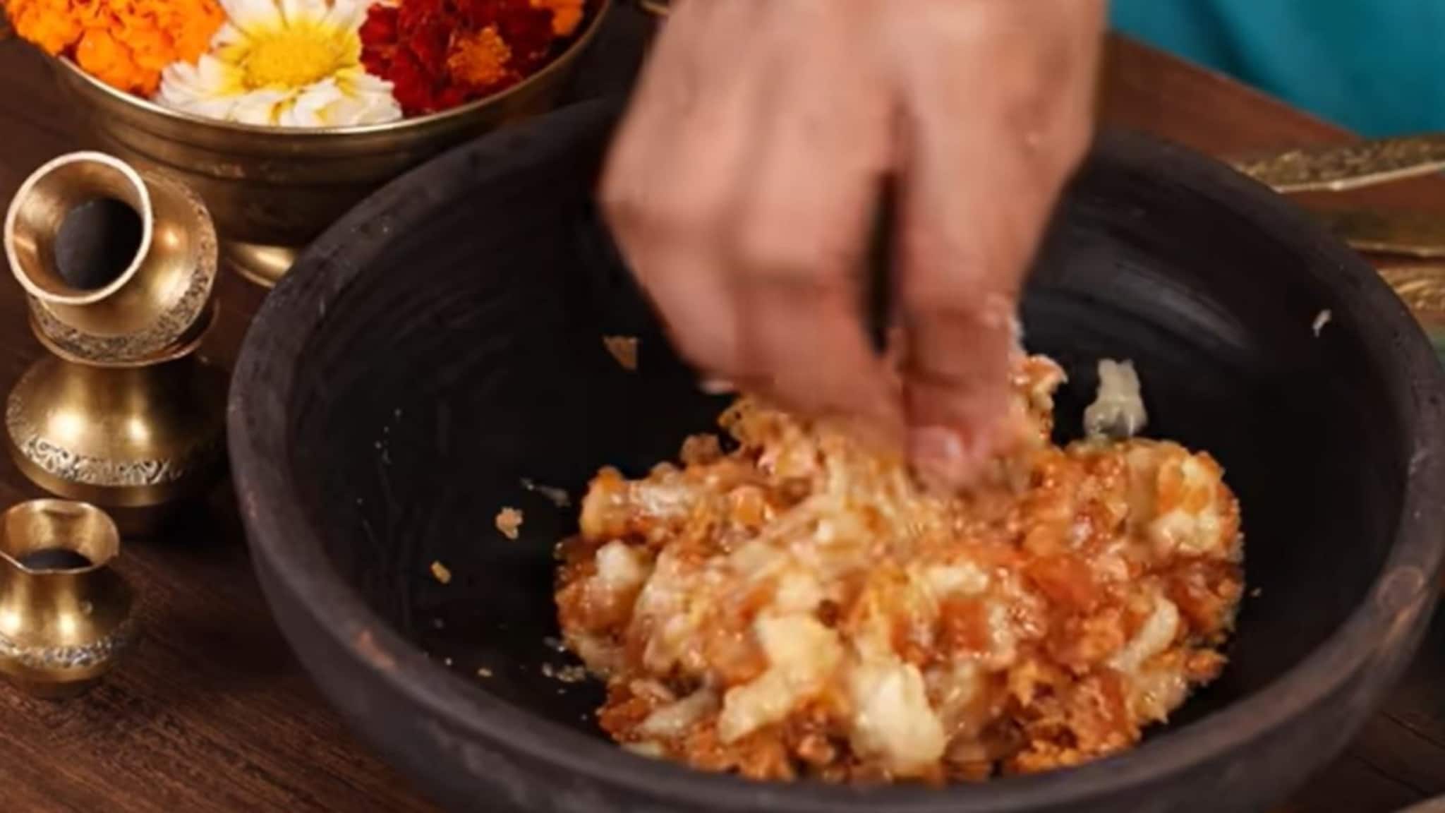 Aartya Recipe Video : आरत्या... अहो या देवासमोर म्हणायच्या त्या नाहीत तर आहे खायचा पदार्थ, पारंपारिक रेसिपी