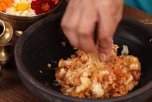 Aartya Recipe Video : आरत्या... अहो या देवासमोर म्हणायच्या त्या नाहीत तर आहे खायचा पदार्थ, पारंपारिक रेसिपी