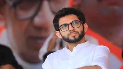 आदित्य ठाकरेंना वरळीत मोठा धक्का: १७ वर्षांचा शिलेदार पक्ष सोडला.