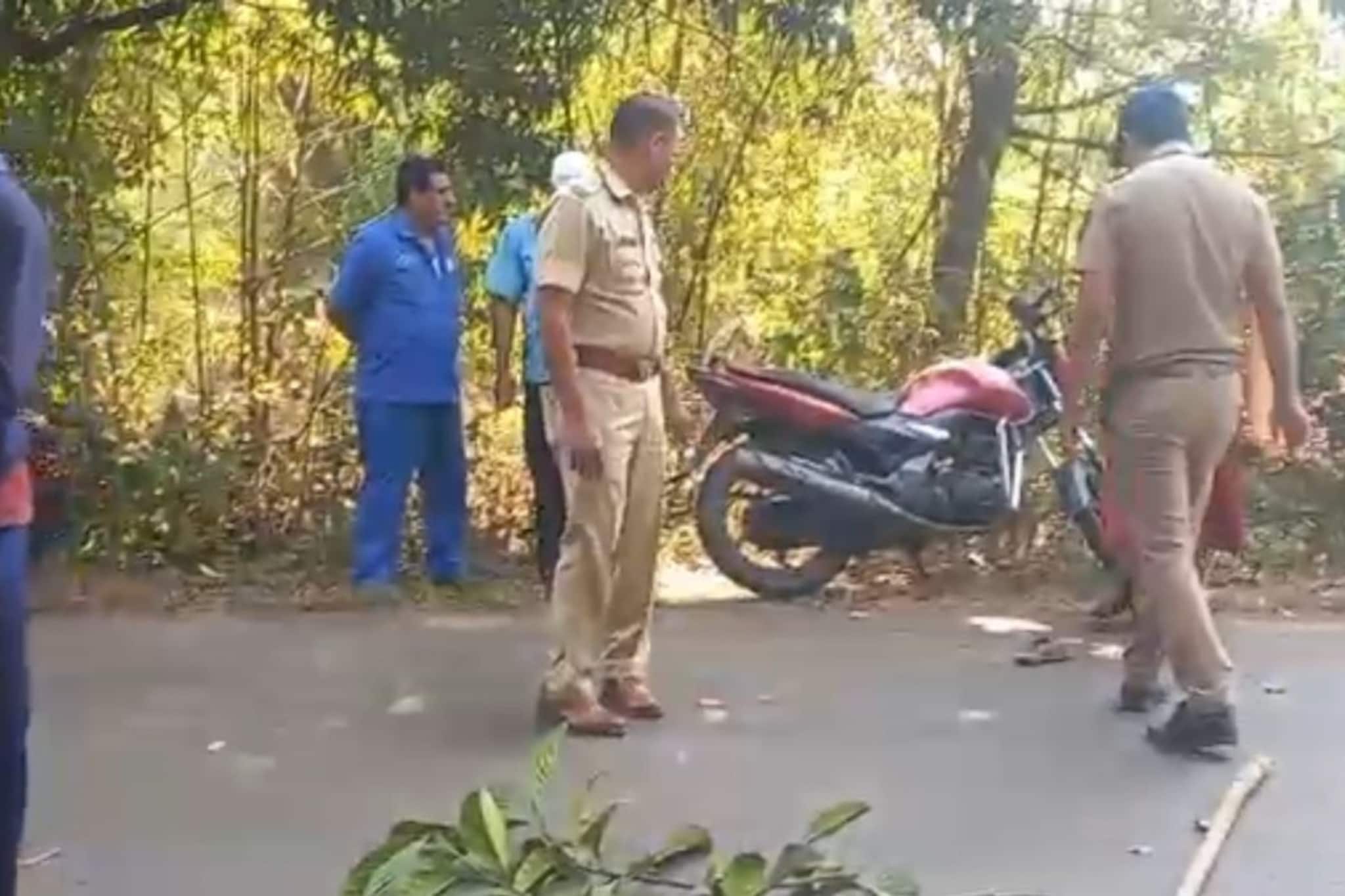 रायपाटण येथे विचित्र अपघात; दुचाकीची Creta ला धडक अन् महिलेच्या डोक्यावरून गेले