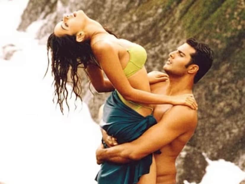 बॉलिवूडच्या एका अभिनेत्रीने इंडस्ट्रीत येताच कहर केला आहे. करिअरच्या सुरुवातीलाच अभिनेत्री बोल्ड सीन देताना दिसून आली आहे. अनेक प्रसिद्ध अभिनेत्री ज्यावेळी बोल्ड सीन द्यायला नकार देत होत्या. त्यावेळी या अभिनेत्रीने बोल्ड सीन देत सर्वांचं लक्ष वेधून घेतलं. बॉलिवूडच्या एका अभिनेत्रीने इंडस्ट्रीत येताच कहर केला आहे. करिअरच्या सुरुवातीलाच अभिनेत्री बोल्ड सीन देताना दिसून आली आहे. अनेक प्रसिद्ध अभिनेत्री ज्यावेळी बोल्ड सीन द्यायला नकार देत होत्या. त्यावेळी या अभिनेत्रीने बोल्ड सीन देत सर्वांचं लक्ष वेधून घेतलं.