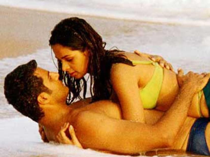  मल्लिका शेरावतने आपल्या करिअरची सुरुवात 'ख्वाहिश' या चित्रपटाच्या माध्यमातून केली. या चित्रपटात मल्लिकासोबत हिमांशु मलिक स्क्रीन शेअर करताना दिसला होता.