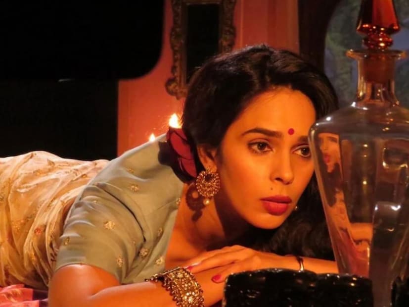  'ख्वाहिश' या चित्रपटातील आपल्या भूमिकेने मल्लिकाने प्रेक्षकांची मने जिंकली. चित्रपटात प्रत्येक सीननंतर भरभरून बोल्ड सीन होते. चित्रपट रिलीज होण्यापूर्वी यात एवढे किसिंग सीन आहेत याचा प्रेक्षकांना अंदाज नव्हता.