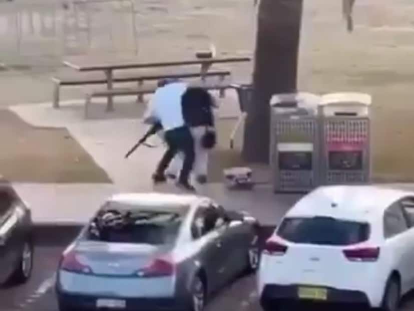 या घटनेवर राजकीय नेत्यांनीही तीव्र प्रतिक्रिया दिली आहे. न्यू साउथ वेल्सचे मुख्यमंत्री क्रिस मिन्स यांनी या दृश्याला “आपण पाहिलेल्या सर्वांत अविश्वसनीय घटनांपैकी एक” असे संबोधले. ते म्हणाले, “ज्या व्यक्तीने समुदायावर गोळीबार करणाऱ्या दहशतवाद्याकडे धाव घेतली, त्याला एकट्याने निशस्त्र केले आणि इतरांचे प्राण वाचवण्यासाठी स्वतःचा जीव धोक्यात घातला, तो खरा हिरो आहे. आज रात्री अनेक लोक जिवंत आहेत, ते केवळ त्याच्या धैर्यामुळे.”