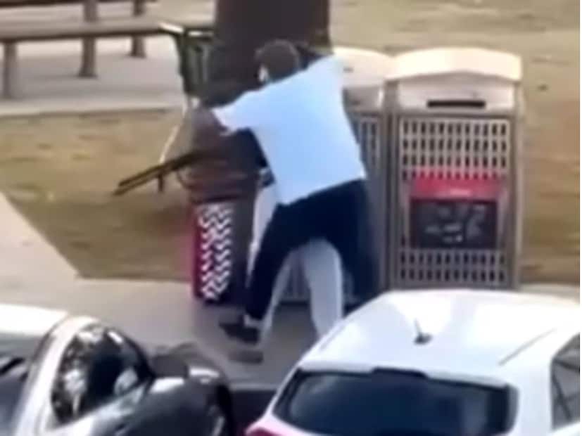 व्हिडिओच्या पुढील भागात शस्त्र गमावल्यानंतर तो दहशतवादी डगमगत मागे हटताना दिसतो आणि एका पुलाकडे पळून जातो, जिथे आणखी एक हल्लेखोर असल्याचा संशय व्यक्त करण्यात आला आहे. या दरम्यान तो धाडसी नागरिक परिस्थिती नियंत्रणात आणत बंदूक जमिनीवर ठेवतो. रॉयटर्सने या व्हिडिओची सत्यता तपासून ती खरी असल्याचे स्पष्ट केले आहे. पोलिसांच्या माहितीनुसार त्यानंतर झालेल्या चकमकीत एक संशयित हल्लेखोर ठार झाला. तर दुसरा गंभीर जखमी अवस्थेत आहे. यामध्ये तिसरा हल्लेखोर सहभागी होता का, याचाही तपास सुरू आहे.