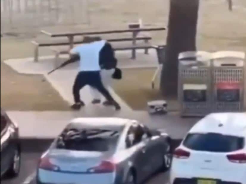 या घटनेचा व्हिडिओ सोशल मीडियावर वाऱ्यासारखा पसरला असून, या नायकाच्या धैर्याची जगभर चर्चा सुरू आहे. अनेकांचे म्हणणे आहे की जर या व्यक्तीने त्या क्षणी धाडस दाखवले नसते, तर मृतांचा आकडा आणखी वाढला असता. एक्स वर एका युजरने लिहिले, “ऑस्ट्रेलियन हिरोने हल्लेखोराशी झुंज देत त्याला निशस्त्र केले. काही लोक धाडसी असतात आणि मग असे काही असतात… हा माणूस अद्भुत आहे.” दुसऱ्या युजरने लिहिले, “या ऑस्ट्रेलियन व्यक्तीने बॉन्डी बीचवर एका दहशतवाद्याकडून बंदूक हिसकावून असंख्य जीव वाचवले. खरा हिरो.”