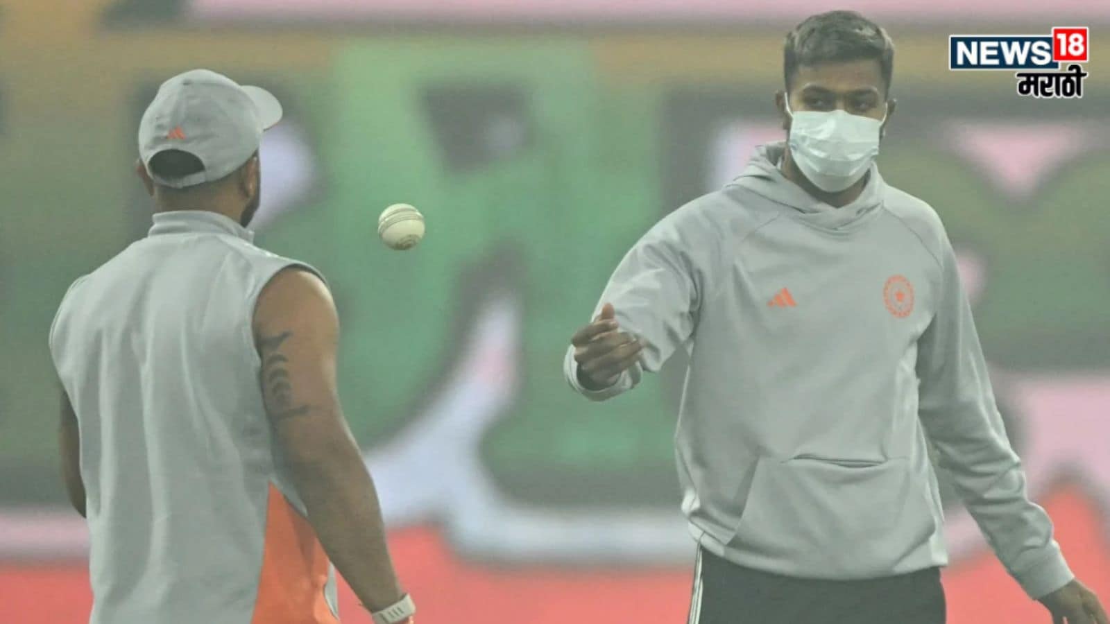 हवेच्या गुणवत्तेबाबत बोलायचे झाले तर, हार्दिक पांड्याला मास्क लावून सराव करताना पाहिल्यावर चाहत्यांच्या चिंतेत भर पडली होती. लखनऊमध्ये एअर क्वालिटी इंडेक्स (AQI) 490 च्या वर पोहोचला होता, जो अत्यंत घातक मानला जातो.