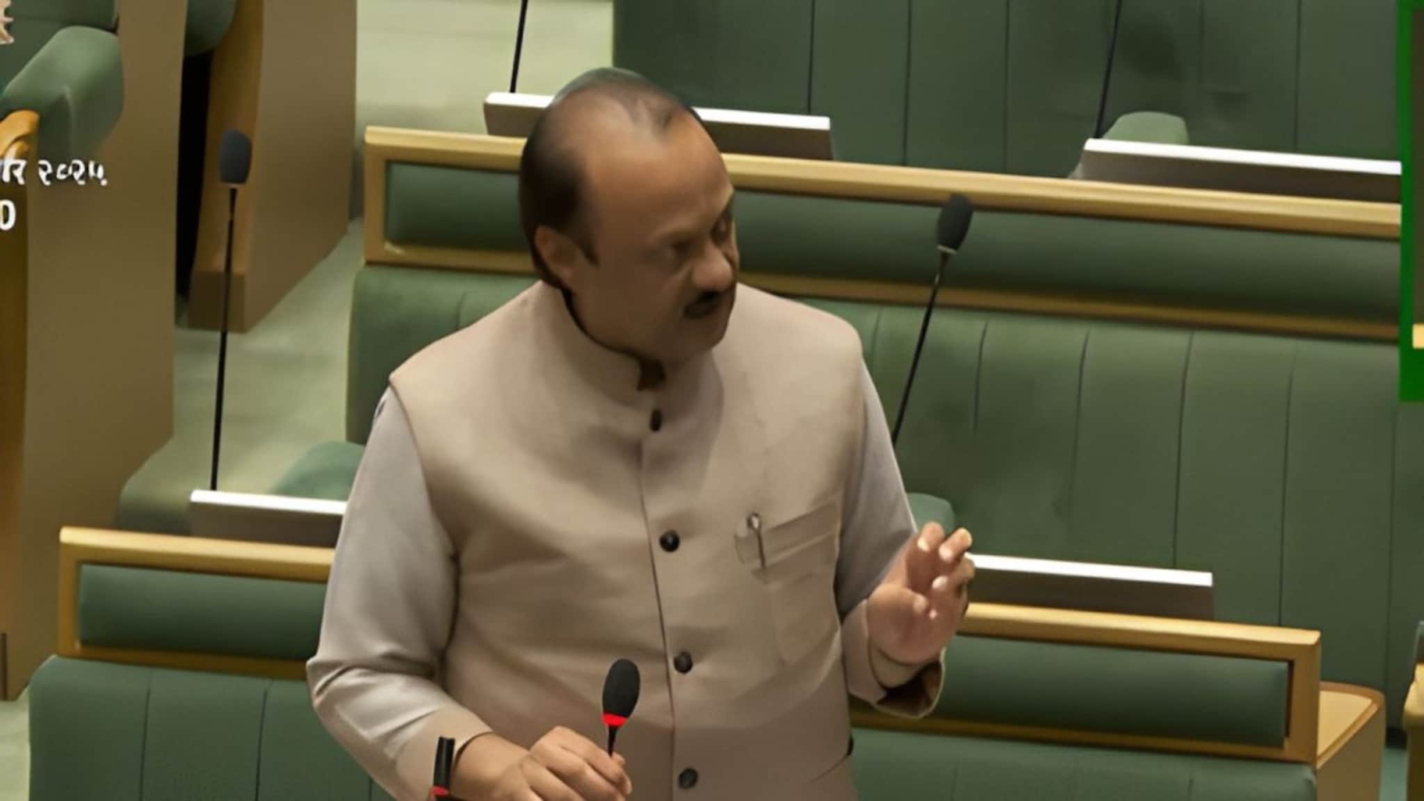 42 हजार मिळत असल्याने एकाच कुटुंबातली मुलं PhD करतात, अजित पवारांचे विधान 42 हजार मिळत असल्याने एकाच कुटुंबातली मुलं PhD करतात, अजित पवारांचे विधान