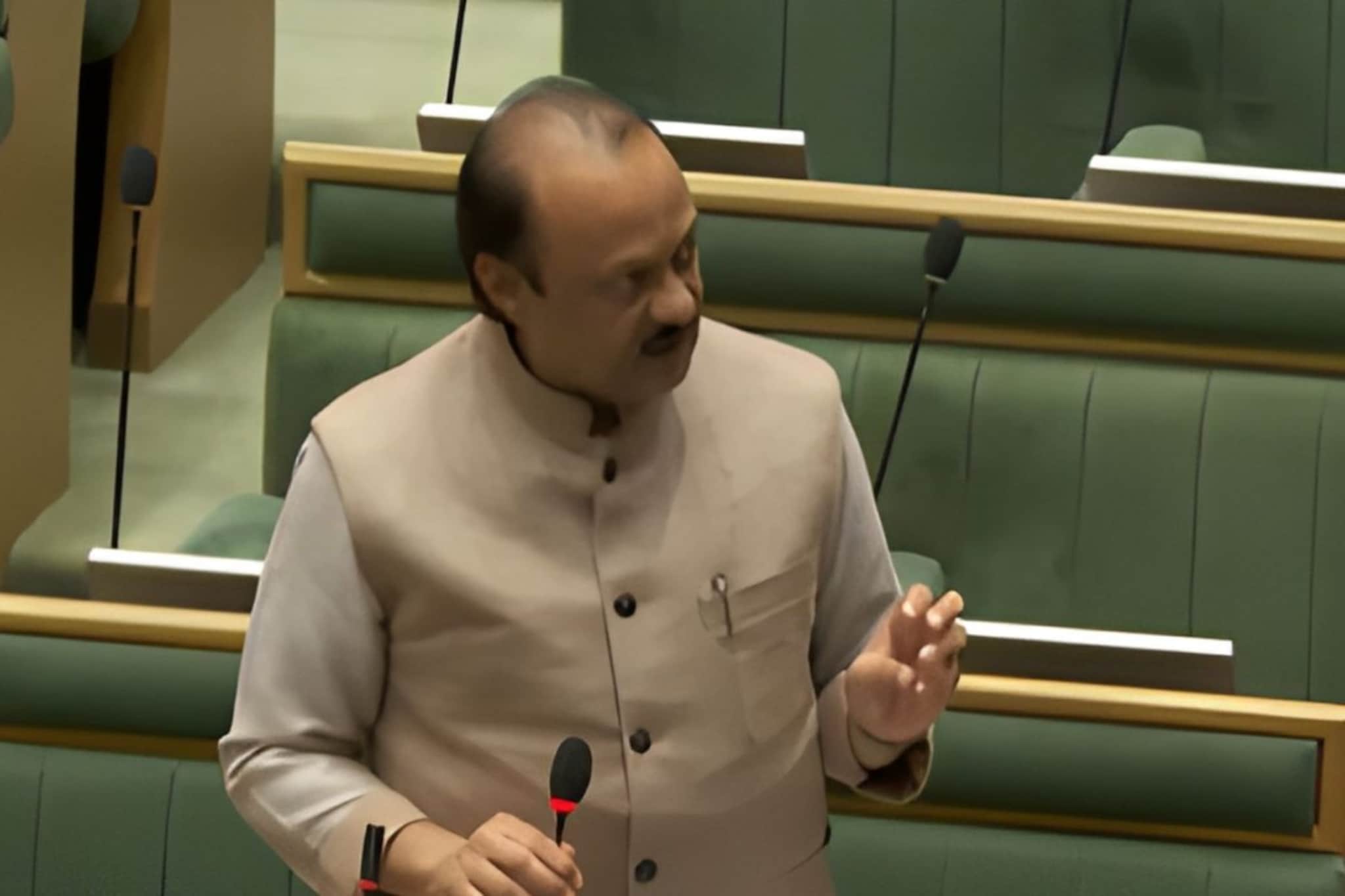 42 हजार मिळत असल्याने एकाच कुटुंबातली मुलं PhD करतात, अजित पवारांचे विधान 42 हजार मिळत असल्याने एकाच कुटुंबातली मुलं PhD करतात, अजित पवारांचे विधान