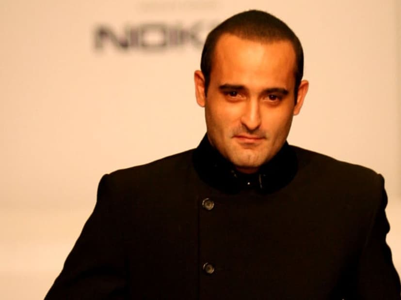  अक्षय खन्ना हा स्वत: एक स्टार किड आहे. एकेकाळी अमिताभ भच्चन यांचे एकमेव प्रतिस्पर्धी मानले जायचे अशा दिग्गज अभिनेता विनोद खन्ना यांचा तो मुलगा आहे. मात्र अक्षयचं पदार्पण झगमगाटात झालं नाही. पण त्याने शांतपणे स्वतःची ओळख निर्माण केली आणि जवळपास 30 वर्षांनंतर, त्याचं कौतुक अखेर होत आहे. 2025 हे वर्ष अक्षय खन्नासाठी मैलाचा दगड ठरलं आहे. 'धुरंधर'मधील त्याच्या अभिनयाचं भरभरून कौतुक होत आहे. पण फैसला गाण्यावरचा त्याचा डान्स सोशल मीडियावर व्हायरल झाला असून तो ‘नॅशनल क्रश’ ठरला आहे. अक्षय खन्नाची 'छावा'मधील औरंगजेबची थरकाप उडवणारी भूमिका इंडस्ट्रीच्या नजरेत भरली. त्यानंतर 'धुरंधर'मधील रहमान डकैतच्या भूमिकेच्या माध्यमातून त्याने संपूर्ण जगाचं लक्ष वेधून घेतलं. वयाच्या 50 व्या वर्षी, काहीही गोंगाट न करता तो 2025 गाजवणारा स्टार ठरला आहे. जवळपास 30 वर्षांच्या कारकिर्दीनंतरही अक्षयची फिल्मोग्राफी तुलनेने कमी आहे. त्याने फक्त 48 चित्रपटांत आपल्या दमदार अभिनयाची छाप पाडली आहे. तो कधीच सतत मुलाखती देणारा किंवा प्रसिद्धीच्या मागे धावणारा अभिनेता नव्हता. अनेकदा तो दीर्घ काळासाठी गायब राहिलाय.