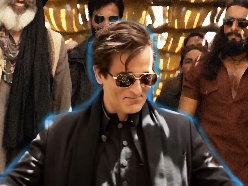  सिने घराण्यात जन्म झाल्यामुळे अक्षयला लहानपणापासूनच अभिनेता व्हायचं होतं. “मला फक्त माहीत होतं,” असं त्याने सिमी गरेवाल यांना सांगितलं होतं. शालेय शिक्षण पूर्ण झाल्यानंतर अक्षय खन्ना HR कॉलेजमध्ये दाखल झाला. पण परिक्षेत नापास झाल्याने पालकांनी त्याला ऊटीच्या बोर्डिंग स्कूलमध्ये 11वी-12वीसाठी पाठवलं. “मी फार शिकलेला नाही,” असं त्याने अनेकदा प्रामाणिकपणे मान्य केलंय. विनोद खन्ना अक्षय पाच वर्षांचा असताना ओशो संप्रदायात सामील होण्यासाठी कुटुंब सोडून गेले, तरी अभिनयाची प्रेरणा त्याला वडिलांकडूनच मिळाली. अक्षय म्हणतो,"मी वडिलांच्या सेटवर खूप वेळ घालवला. त्याचा माझ्यावर खूप प्रभाव पडला. मला स्टेज फियर आहे. 1997 मध्ये हिमालय पुत्र या चित्रपटातून मी पदार्पण केलं. वडिलांनीच या चित्रपटाची निर्मिती केली होती. हा चित्रपट चालला नाही, पण माझ्यात ती क्षमता आहे असा विश्वास मात्र वडिलांना बसला".