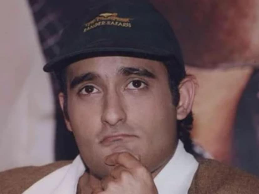  अक्षयचं बालपण वेगळंच होतं. त्याचे वडील करिअरच्या शिखरावर असताना ओशो आश्रमात सामील होण्यासाठी अमेरिकेला गेले. अक्षय म्हणतो,“बाबा आश्रमात गेले तेव्हा मी पाच वर्षांचा होतो. मला काहीच कळत नव्हतं. पण माझं बालपण सुरक्षित आणि आनंदी होतं. स्वतःच्या आयुष्यासाठी थोडं स्वकेंद्री असणं गरजेचं असतं. तुम्ही आनंदी नसाल, तर इतरांना आनंद देऊ शकत नाही. मला वडिलांची खूप आठवण यायची, पण तरीही माझं बालपण सुरक्षित होतं. मला ओशो आवडतात. मी त्यांचे अनेक व्हिडीओ पाहिले आहेत आणि बरंच वाचलं आहे. माझा त्यांच्याबद्दल खूप आदर आहे.”