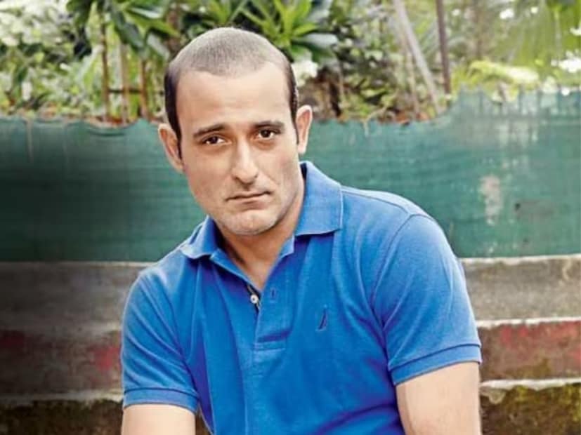  आज अक्षय 50 वर्षांचा असून अविवाहित आहे. करिश्मा कपूरसह काही अभिनेत्रींसोबत त्याचं नाव जोडलं गेलं, पण त्याने कधीच काही मान्य केलं नाही.“प्रेम खूप महत्त्वाचं आहे,” असं तो सिमी गरेवाल यांना म्हणाला. "माझ्या आयुष्यात कोणी असावं असं मला वाटतं, पण सध्या नाही. मला जिवंतपणा असलेली माणसं आवडतात. कदाचित मला दुखावलं जाण्याची भीती आहे. 30 वर्षांनंतरही तसंच प्रेम राहील, हे तुम्ही कसं सांगू शकता?”. मी लग्नासाठी योग्य नाही. लग्न सगळं बदलून टाकतं. मला माझ्या आयुष्यावर पूर्ण नियंत्रण हवं आहे".