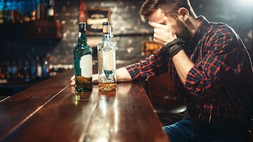 आयुष्यात पहिल्यांदाच दारू पिण्याच्या विचारात आहात, कोणती आणि किती प्यायची? आयुष्यात पहिल्यांदाच दारू पिण्याच्या विचारात आहात, कोणती आणि किती प्यायची?