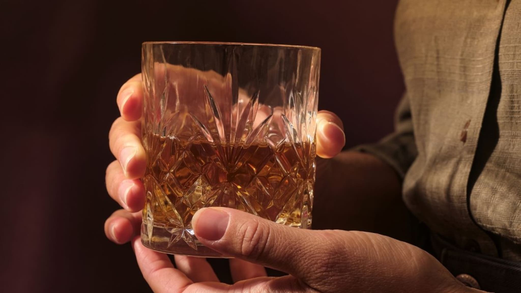 Alcohol : आयुष्यात पहिल्यांदाच दारू पिण्याच्या विचारात आहात, कोणती आणि किती प्यायची?