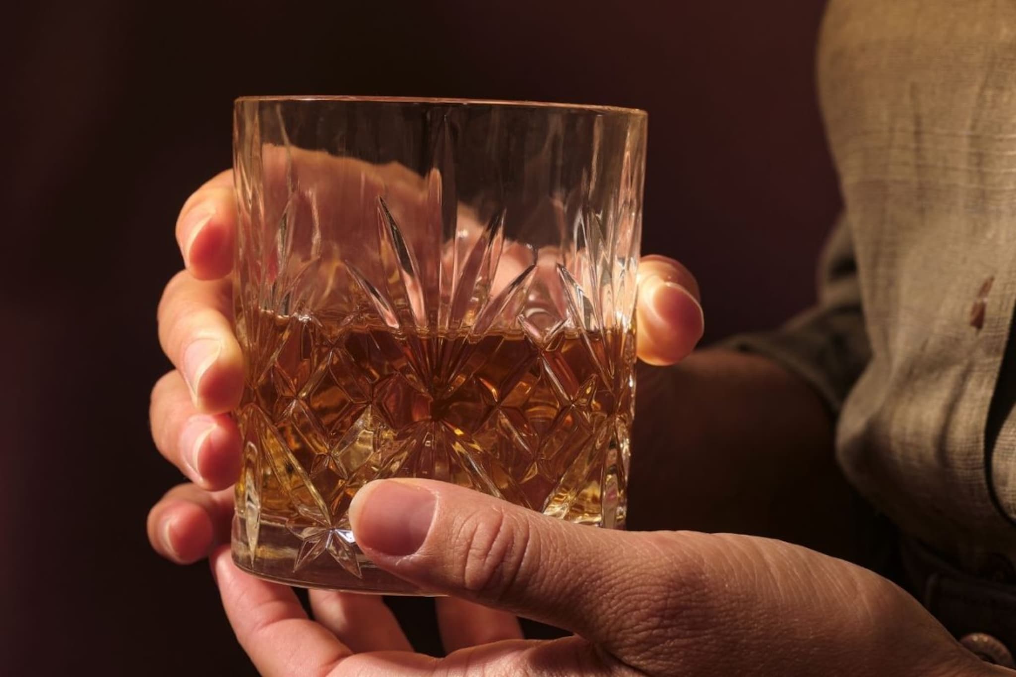 आयुष्यात पहिल्यांदाच दारू पिण्याच्या विचारात आहात, कोणती आणि किती प्यायची?