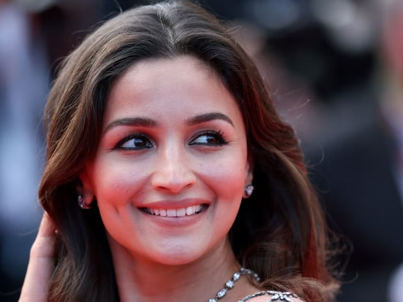 बॉलिवूड अभिनेत्री आलिया भट्ट नुकतीच सौदी अरेबियात सुरू असलेल्या Red Sea International Film Festival 2025 मध्ये दुसऱ्यांदा सहभागी झाली होती. या फेस्टिव्हलमधील एका खास सेशनमध्ये आलियाने आपल्या वैयक्तिक आणि व्यावसायिक आयुष्यावर मोकळेपणाने भाष्य केलं. बॉलिवूड अभिनेत्री आलिया भट्ट नुकतीच सौदी अरेबियात सुरू असलेल्या Red Sea International Film Festival 2025 मध्ये दुसऱ्यांदा सहभागी झाली होती. या फेस्टिव्हलमधील एका खास सेशनमध्ये आलियाने आपल्या वैयक्तिक आणि व्यावसायिक आयुष्यावर मोकळेपणाने भाष्य केलं.