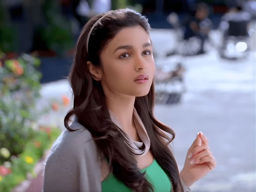  आपल्या करिअरच्या सुरुवातीच्या काळाबाबत बोलताना आलिया भट्ट म्हणाली,"करिअरच्या सुरुवातीला मला सगळं काही करुन पाहायचं होतं. त्यामुळे मी पळत होते. 17-18 वर्षांची आलिया खूप उत्साही होती. बिंदास्त होती. आताही माझ्यात उत्साह आहे पण थोडी शांत झाले आहे. यश आणि अपयश या दोन गोष्टींमुळे आपण सतर्क होतो. पण तरीही मला त्या 18 वर्षांच्या आलियाला जिवंत ठेवायचं आहे. जिला पुढे काय होणार याचा अंदाज नव्हता".