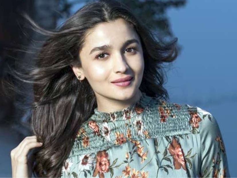  आलिया पुढे म्हणाली,"प्रत्येकवेळी क्युरिअस राहायला मला आवडतं. देशाला आंतरराष्ट्रीय पातळीवर प्रेझंट करण्यात एक अभिमान वाटतो. सातासमुद्रापार आलियाने दिलेल्या या मुलाखतीचं कौतुक होत आहे.