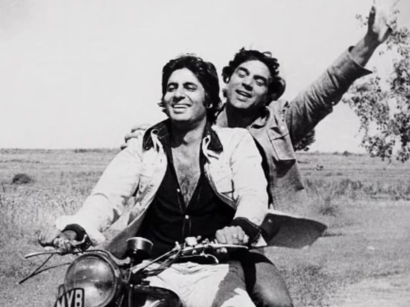  अमिताभ बच्चन यांना धर्मेंद्र यांच्या निधनानंतर मोठा धक्का बसला होता. 'कुछ क्षण, जीवन के जीना' असं ट्वीट त्यांनी केलं होतं. यावरुन धर्मेंद्र यांना निधनाने बिग बींना किती दु:ख झालंय हे जाणवत होतं. सहकलाकारासह आपला जवळचा मित्र गमावल्याचं त्यांना वाईट वाटत होतं.