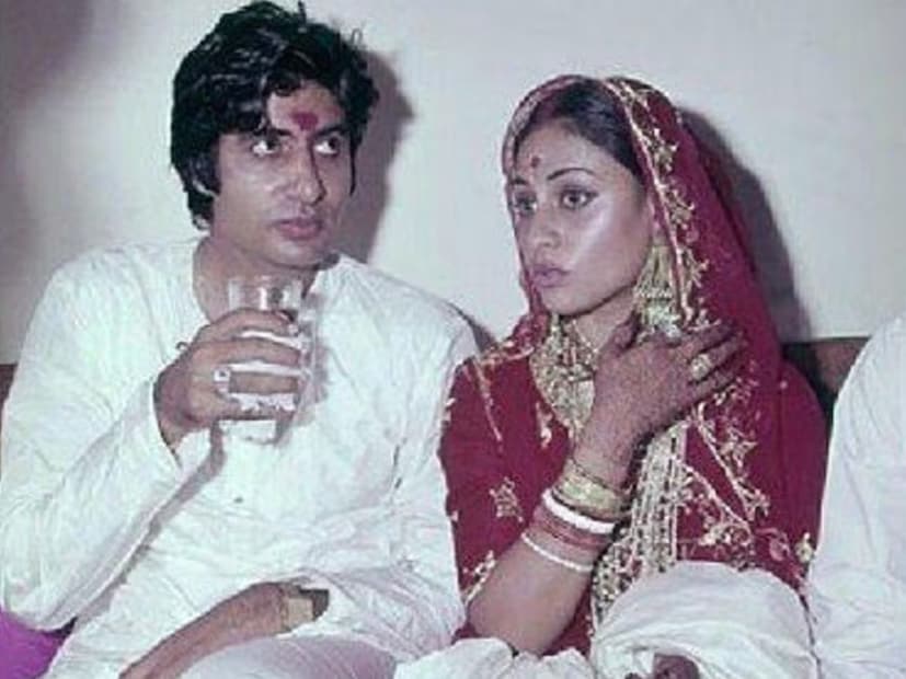  जया बच्चन यांनी आपल्या लग्नाबाबतचा एक किस्सादेखील शेअर केला. जया म्हणाल्या,"आम्ही आधी कायदेशीररित्या लग्न रजिस्टर केलं नव्हतं. नंतर आम्हाला कळलं की हे रजिस्टर करायचं असतं. लग्नानंतर अनेक वर्षांनी आम्ही लग्न रजिस्टर केलं. त्यावेळी आम्ही अवैध स्वरुपात राहत होतो".