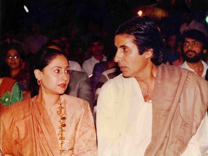  जया म्हणाल्या,"अमिताभ यांचे लग्नाबाबतचे विचार जरी वेगळी असतील तरी पहिल्या नजरेतच मी त्यांच्या प्रेमात पडले होते. मी गेल्या 52 वर्षांपासून एकाच व्यक्तीसोबत राहत आहे. आता यापेक्षा मी त्यांच्यावर जास्त प्रेम करू शकत नाही. आमचं पहिल्या नजरेतलं प्रेम होतं".