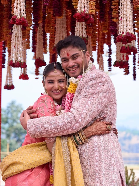  "हा आमच्या आयुष्याचा भाग आहे म्हणजे आमच्या फॉरेव्हर नात्याची सुरुवात", असं कॅप्शन देत सोहम बांदेकरने लग्नाचे फोटो शेअर केलेत. या कॅप्शनसह दोघांनी हार्ट इमोजी आणि नजरवाला इमोजी शेअरही शेअर केला. 02.12.2025 ही लग्नाची तारीख लिहित त्यापुढे हार्ट आणि इन्फिनिटी इमोजी शेअर केलेत.