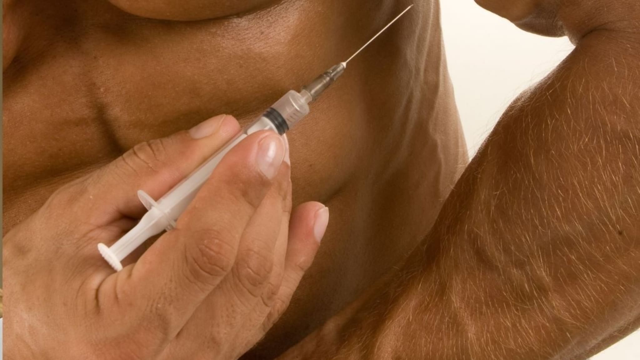 बॉडी बनवण्यासाठी तरुणांनी घेतलं कुत्रा, घोड्यांना दिलं जाणारं इंजेक्शन; झाली अशी अवस्था