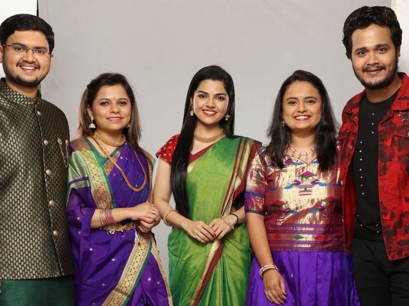  'सारेगमप लिटिल चॅम्प्स'चं पहिलं पर्व 2008 मध्ये प्रेक्षकांच्या भेटीला आलं होतं. या पर्वात रोहित राऊत, प्रथमेश लघाटे, आर्या आंबेकर, मुग्धा वैशंपायन आणि कार्तिकी गायकवाड हे स्पर्धक TOP 5 मध्ये होते. अवधूत गुप्ते आणि वैशाली सामंत या कार्यक्रमाचे परीक्षक होते.