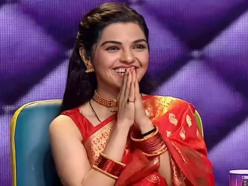  आर्या पुढे म्हणाली," विजेता आणि उपविजेता यात काय फरत असतो हेच मुळाच त्यावेळी माहिती नव्हतं. रोहित कार्तिकीला म्हणालाही होता, मग काय झालं तुझ्या ट्रॉफीवर विजेता आणि माझ्या ट्रॉफीवर उपविजेता आहे तर. मी उप खोडलं की मी पण विजेता".