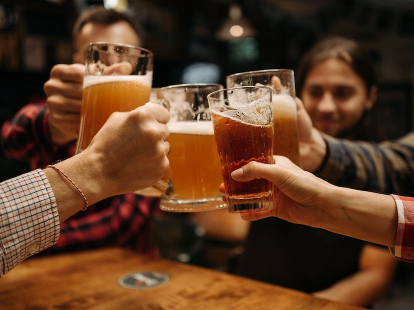 बिअर प्यायल्यावर वजन का वाढते? (The Science Behind Weight Gain)बिअर प्यायल्यावर आपले शरीर काही महत्त्वाच्या बदलांमधून जाते, जे वजन वाढण्यास अनुकूल ठरतात. शरीर अल्कोहोलला विष (Toxin) मानते. बिअर पोटात गेल्यावर, शरीर सर्वप्रथम त्या अल्कोहोलचे विघटन (Metabolism) करण्यास प्राधान्य देते आणि ते शरीरातून बाहेर काढण्याचा प्रयत्न करते.या प्रक्रियेमुळे, तुम्ही बिअर पिऊन लगेच खाल्लेल्या अन्नातील चरबी आणि कर्बोदके वापरली जात नाहीत. त्यांचा साठा (Storage) थेट चरबीच्या रूपात शरीरात होऊ लागतो.