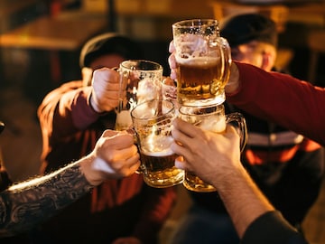 बिअर पिणं कूल वाटतंय? अतिसेवन ठरू शकतं जीवघेणं; 'हे' साईड इफेक्ट्स आधी वाचा