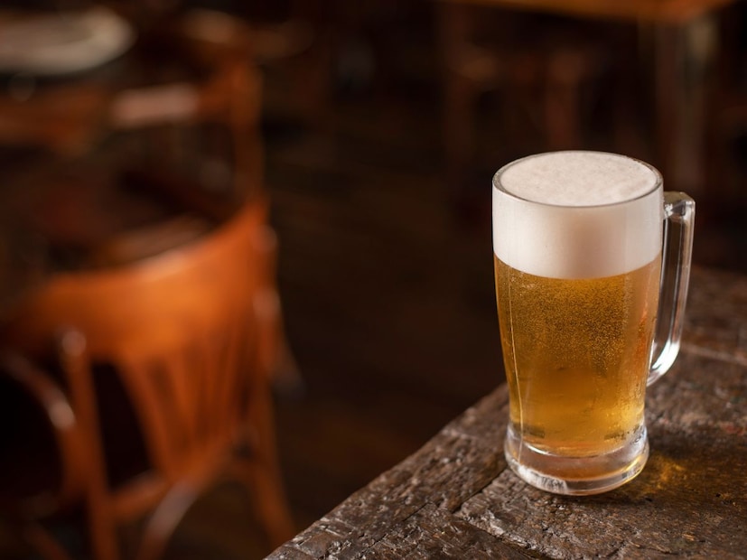 बिअर (Beer) हे जगात सर्वाधिक लोकप्रिय अल्कोहोलिक पेय आहे. मित्रांसोबत किंवा पार्टीमध्ये बिअर पिण्याची मजा काही औरच असते. कुठेही फिरायला गेलो तरी देखील लोक बिअर सरास पितात. पण बिअर पिणाऱ्यांना एक समस्य नक्कीच उद्भवते ती म्हणजे वजन वाढीची. तुम्ही अनेकदा नोटीस केलं असेल किंवा अनेकांना बोलताना ऐकलं असेल की बिअर पिणाऱ्यांचं वजन वाढतं आणि पोट देखील वाढतं.