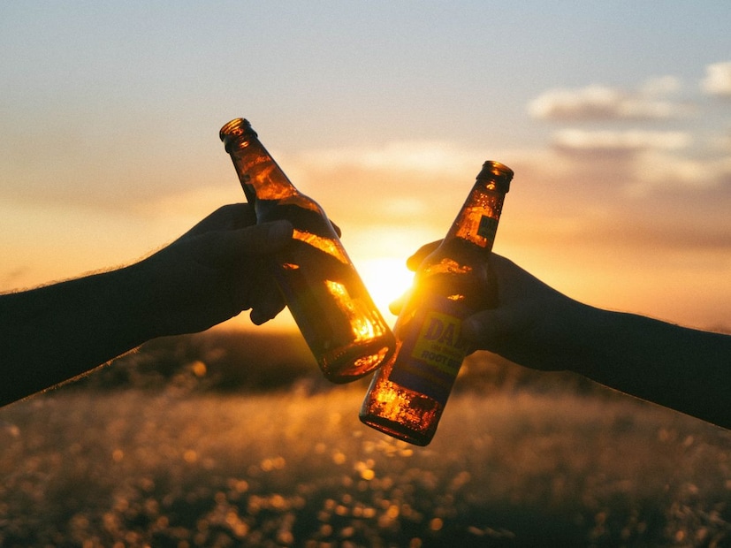 बिअरच्या प्रभावामुळे आपली विवेकबुद्धी (Judgement) आणि आत्म-नियंत्रण (Self-Control) कमी होते. 'आता एकच दिवस आहे, उद्यापासून डायट करू' या विचाराने आपण उच्च कॅलरी आणि कमी पोषणमूल्ये असलेले पदार्थ खाण्यास सुरुवात करतो.