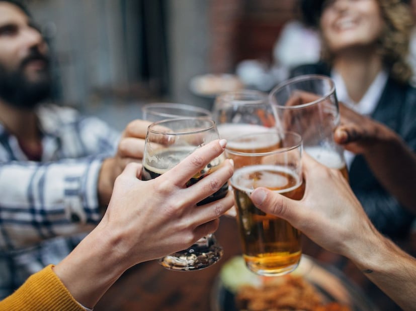 बिअरसोबत किंवा बिअर प्यायल्यानंतर आपण जे पदार्थ खातो, ते नकळत आपल्या वजनवाढीस (Weight Gain) हातभार लावतात. जे अनेकांना ठावूक नसतं, त्यामुळे त्या गोष्टींवर जर कंट्रोल केलं किंवा खाणं बंद केलं तर बिअरमुळे वजन वाढणं आपण थांबवू शकतो.