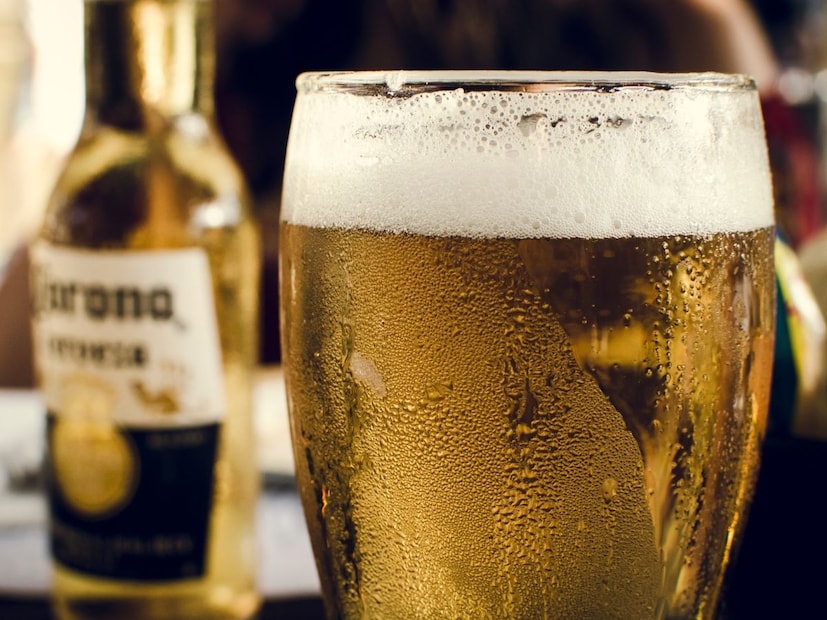 बिअरमध्ये कॅलरी (Calories) तर असतातच, पण बिअर प्याल्यानंतर शरीराचे कार्य (Metabolism) कसे बदलते आणि आपण चुकीचे अन्न का निवडतो, हे समजून घेणे महत्त्वाचे आहे.