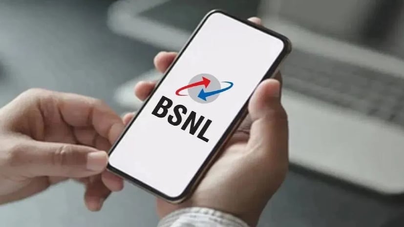 BSNL Broadband Offer: तुम्ही घरी नवीन ब्रॉडबँड प्लॅन इन्स्टॉल करण्याचा विचार करत असाल, तर कोणती कंपनी कमी किमतीत सर्वोत्तम फायदे देत आहे याची अचूक माहिती तुमच्याकडे असली पाहिजे. बीएसएनएलने त्यांच्या 60Mbps Planची किंमत कमी केली आहे आणि कंपनीने ही माहिती एक्सवरील एका पोस्टद्वारे शेअर केली आहे. BSNL Broadband Offer: तुम्ही घरी नवीन ब्रॉडबँड प्लॅन इन्स्टॉल करण्याचा विचार करत असाल, तर कोणती कंपनी कमी किमतीत सर्वोत्तम फायदे देत आहे याची अचूक माहिती तुमच्याकडे असली पाहिजे. बीएसएनएलने त्यांच्या 60Mbps Planची किंमत कमी केली आहे आणि कंपनीने ही माहिती एक्सवरील एका पोस्टद्वारे शेअर केली आहे.