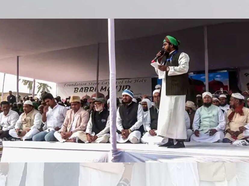 या कार्यक्रमादरम्यान ‘नारा-ए-तकबीर’, ‘अल्लाहु अकबर’ या घोषणा देण्यात आल्या. दोन लाखांहून अधिक लोकांची प्रचंड गर्दी या कार्यक्रमात जमली होती. राज्यातील विविध जिल्ह्यांतून आलेले लोक कोणी आपल्या डोक्यावर, कोणी ट्रॅक्टर-ट्रॉली, तर कोणी रिक्षा किंवा व्हॅनमधून ईंट घेऊन कार्यक्रमस्थळी पोहोचले होते.