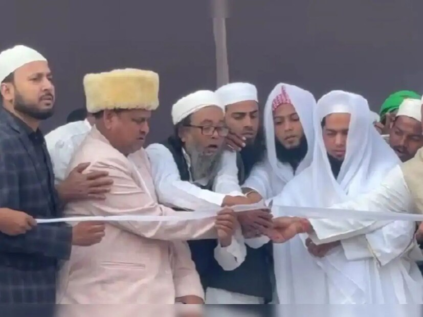 दुसरीकडे भाजपाने या कार्यक्रमावर तीव्र प्रतिक्रिया दिली. भाजप नेता दिलीप घोष म्हणाले, मुस्लिम मतबँक खेचण्यासाठी करणारी ही उघडी राजकारण आहे. जनता आता ओळखू लागली आहे की कोण लोकांना धार्मिक भावनांच्या नावावर दिशाभूल करतात. टीएमसी आणि हुमायूं कबीर यांच्यात याबाबत सांठगाठ आहे. 