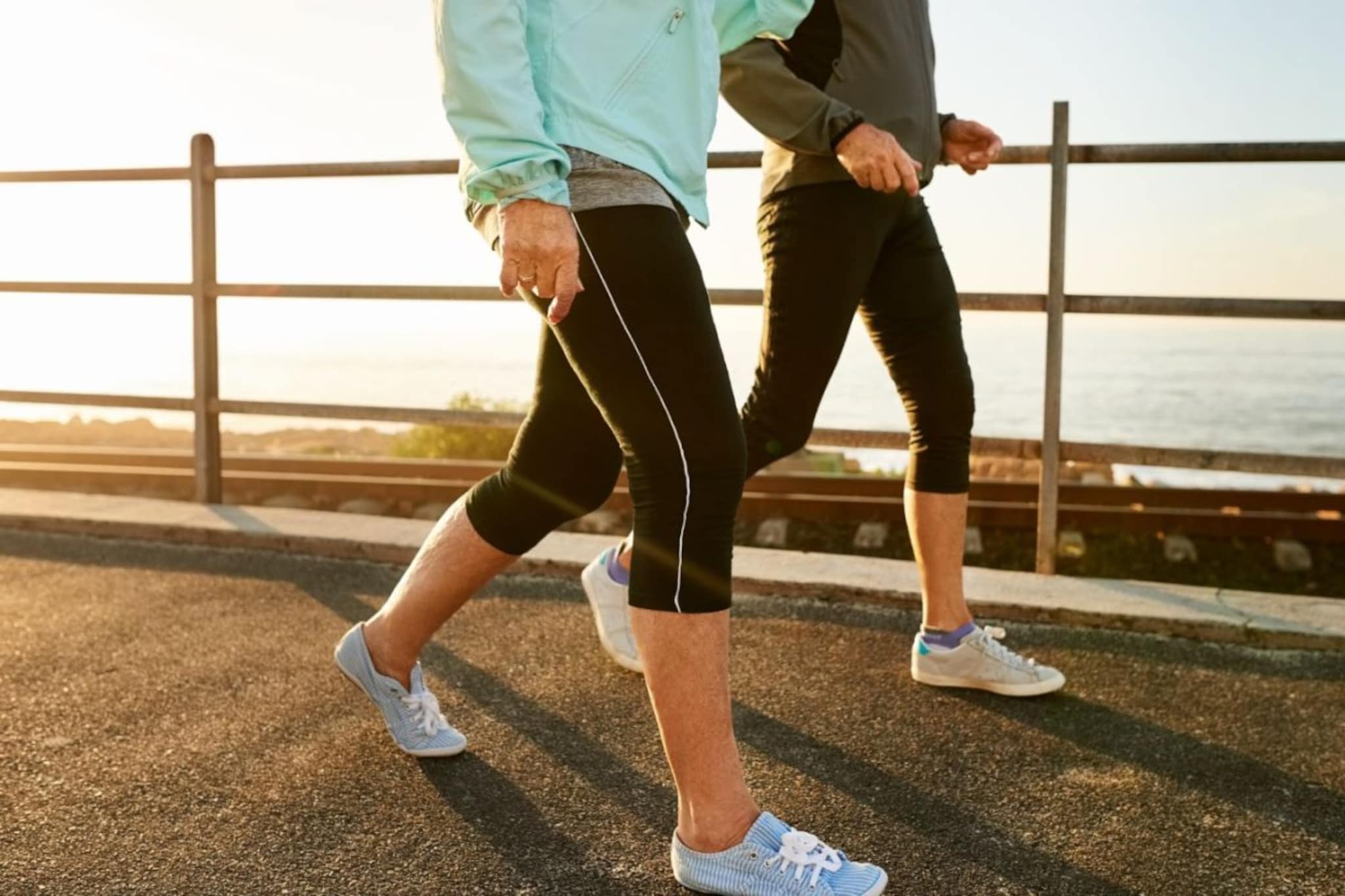 सकाळी लोक उलटं का चालतात, खरचं Backward Walking ने काही फायदा होतो? सकाळी लोक उलटं का चालतात, खरचं Backward Walking ने काही फायदा होतो?