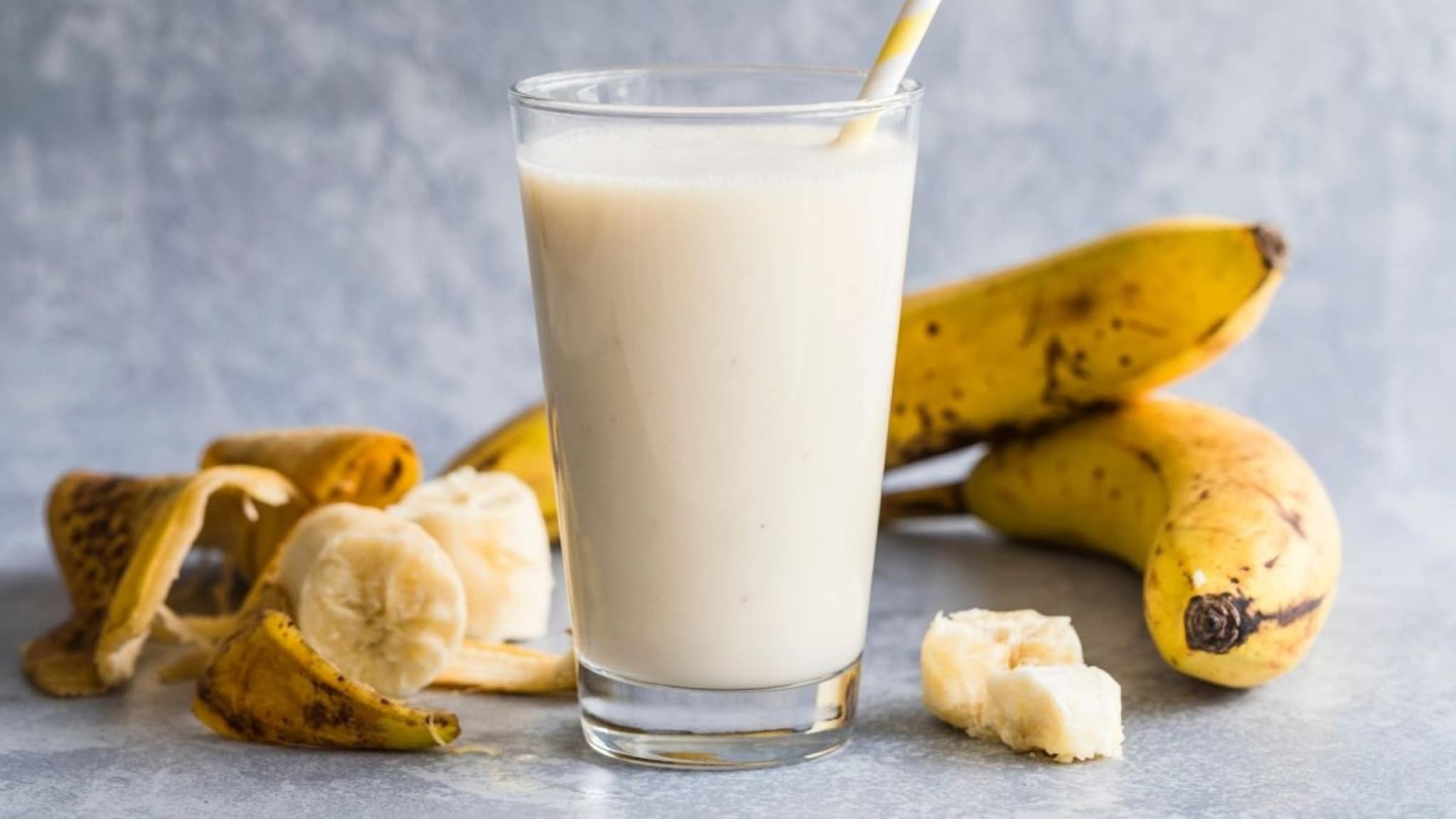 Banana And Milk : केळी आणि दूध एकत्र का खाऊ नये, खाल्लं तर काय होतं?