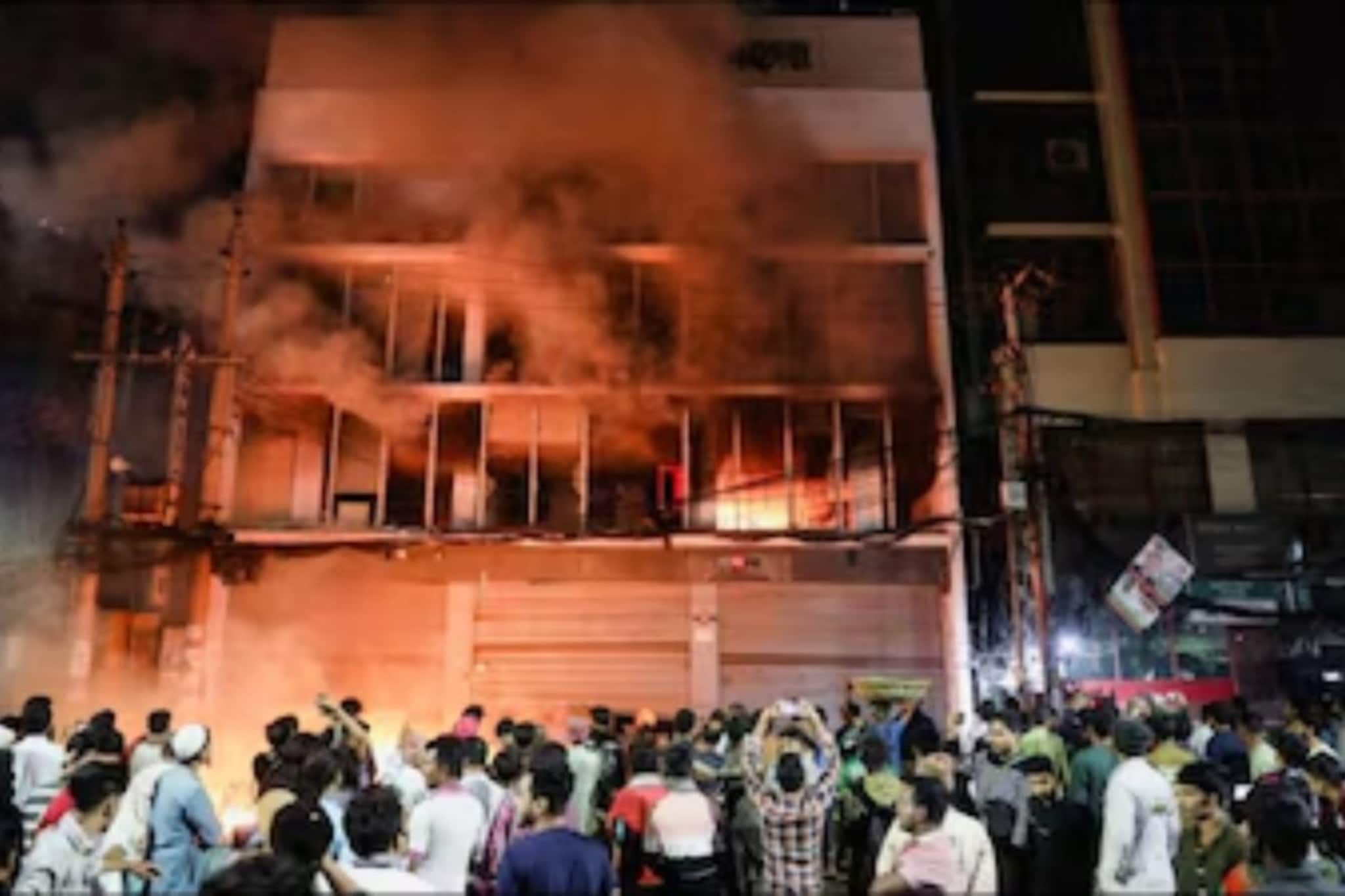 बांगलादेश धगधगतोय, हा केवळ शेजारचा हिंसाचार नाही; थेट तुमच्यासाठी इशारा बांगलादेश धगधगतोय, हा केवळ शेजारचा हिंसाचार नाही; थेट तुमच्यासाठी इशारा