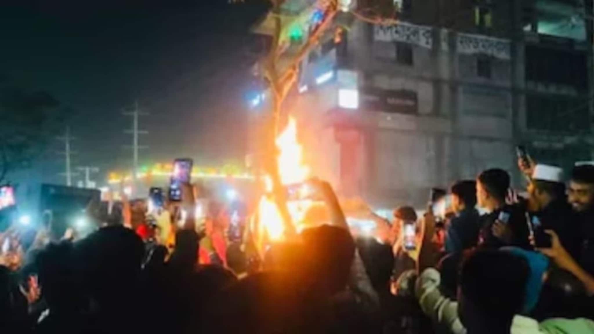 बांगलादेश परिस्थीती Out of control, कट्टरपंथींचा संसदेवर हल्ला; रस्त्यावर रक्ताचा सडा, युनूस सरकारचा दंगखोरांना 'फ्री हँड'