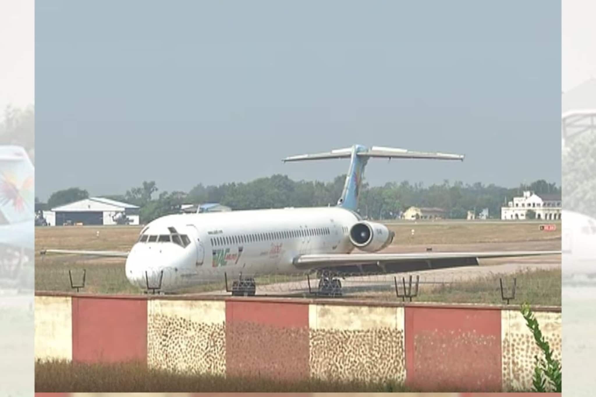 10 वर्षांपूर्वी इमर्जन्सी लँडिंग, आजही ते विमान जागेवरून हालले नाही; रनवेच्या... 10 वर्षांपूर्वी इमर्जन्सी लँडिंग, आजही ते विमान जागेवरून हालले नाही; रनवेच्या...