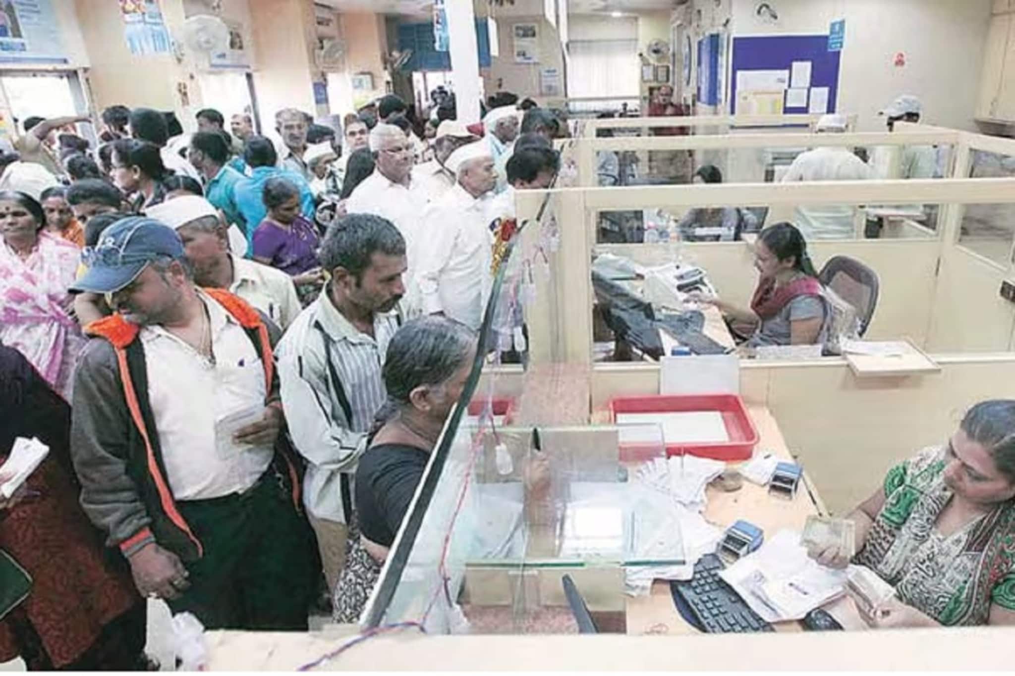 तुमचंही या 4 बँकांमध्ये अकाउंट आहे? RBIने केलं मर्जर, तुमच्या पैशांचं काय होणार? तुमचंही या 4 बँकांमध्ये अकाउंट आहे? RBIने केलं मर्जर, तुमच्या पैशांचं काय होणार?