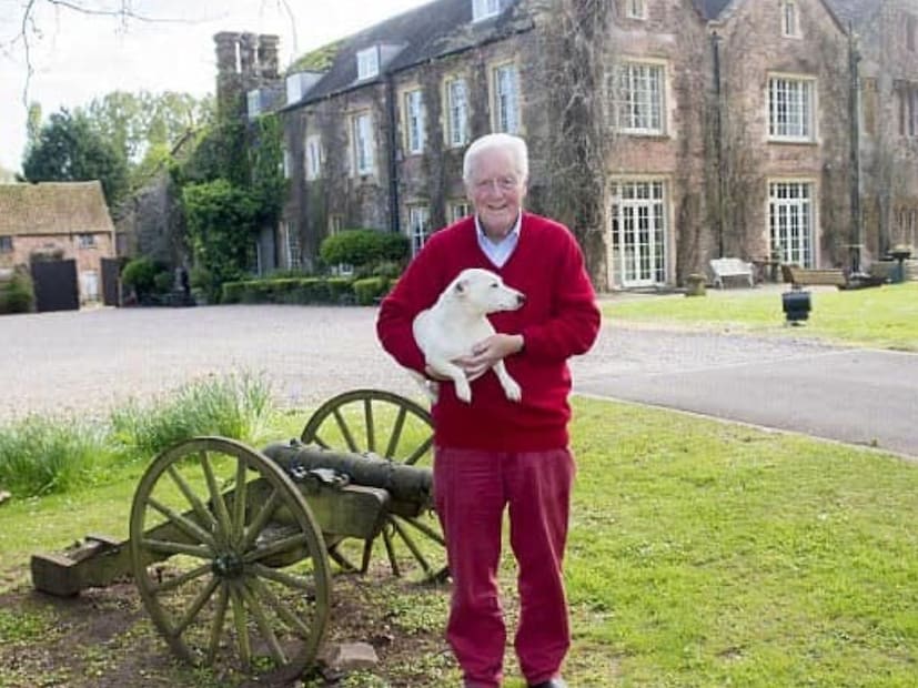 बेंजामिन स्लेड यांनी 2008 साली पहिल्यांदा वर्तमानपत्रामध्ये जाहिरात दिली होती की, पत्नी म्हणून काम करण्यासाठी एक तरुण महिला हवी आहे. त्यानंतर त्यांनी टेलिव्हिजनसाठी एक डेटा प्रोफाइल तयार केलं. या असंख्य प्रयत्नांनंतर त्यांना अद्याप त्यांचा जोडीदार सापडलेला नाही.