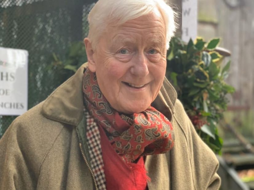 आपली होणारी बायको 30-40 वर्षांची असावी अशी त्यांची अट आहे. त्यांनी तिला 5.2 लाख डॉलर म्हणजे तब्बल साडेचार कोटी रुपये वार्षिक पगार देऊ केला आहे. तसंच तिच्या राहण्याची, खाण्यापिण्याची सुविधा असेल.