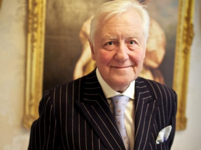 2021 मध्ये आयव्हीएफद्वारे त्यांना मुलगी झाली.  पण ब्रिटिश कायद्यानुसार बॅरीनेट पदवी फक्त पुरुष वारसांनाच मिळते. त्यामुळे त्यांचा वारसा पुढे चालवण्यासाठी त्यांना मुलगा हवा आहे. ब्रिटनमधील श्रीमंत कुटुंबांमध्ये स्वतःचा वारसा जपण्यासाठी आणि वंश पुढे चालू ठेवण्याची जुनी परंपरा आहे. त्याचप्रमाणे अब्जाधीश सर बेंजामिन स्लेड यांनी संततीसाठी ही अनोखी पद्धत शोधून काढली आहे.