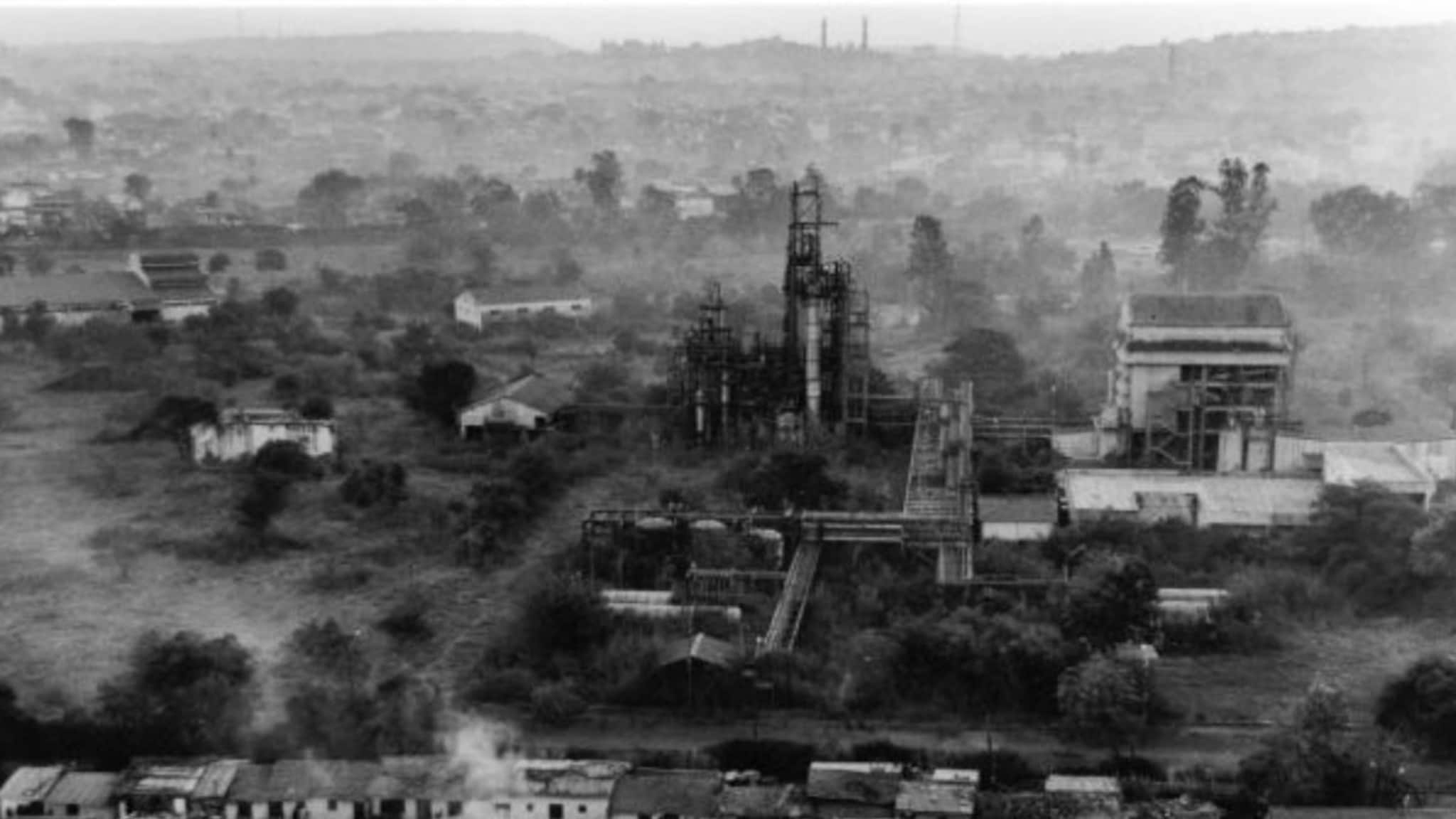 रात्री 12:50 मिनिटांनी मृत्यूचा सिस्टम ऑन, जगाला हादरवणारी रात्र; 40 टन विषारी वायूने लाखोंचा श्वासच थांबला रात्री 12:50 मिनिटांनी मृत्यूचा सिस्टम ऑन, जगाला हादरवणारी रात्र; 40 टन विषारी वायूने लाखोंचा श्वासच थांबला